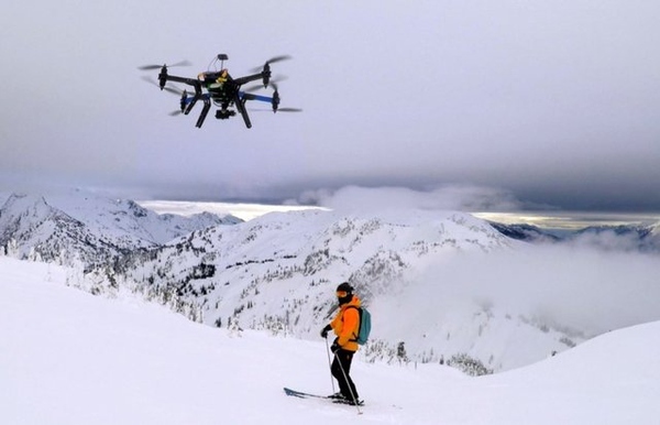 无人机在美国找到新工作，当滑雪者的摄影师！1