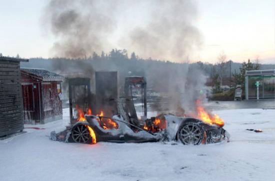 特斯拉Model S充电时起火，是否是锂电池惹的祸？1