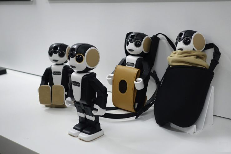 听说你有一万块不知怎么花，不如来买超萌机器人手机好了！