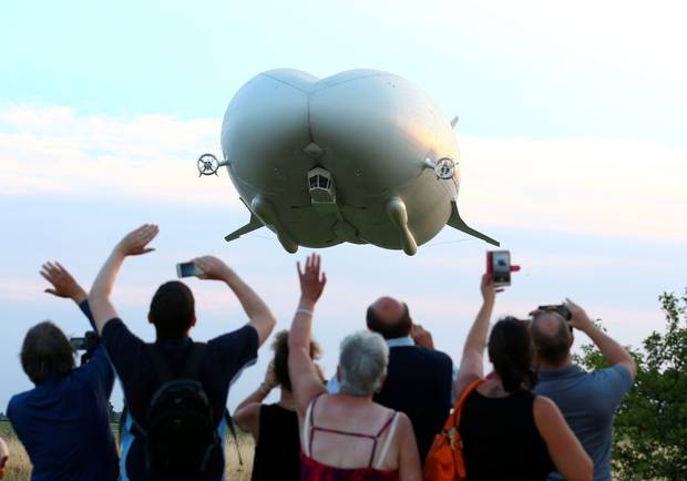 全球最大飞行器：“飞天屁股”英国首飞成功