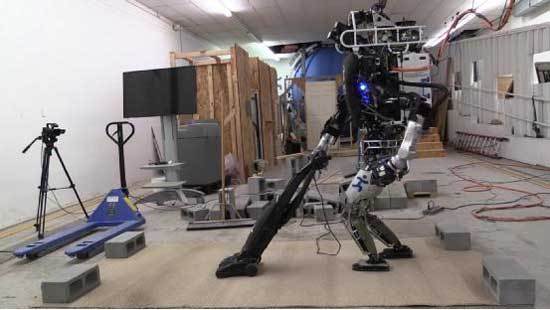 不惧困难，阿特拉斯机器人展示超强平衡能力