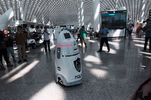 国内首台，智能机器人巡逻深圳机场