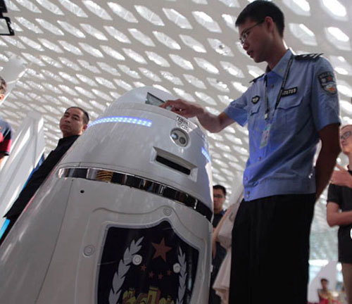 国内首台，智能机器人巡逻深圳机场
