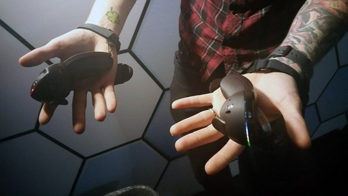 Valve公布新一代VR控制器，外形设计“撞脸”Oculus Touch