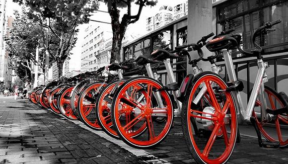 深圳交警和摩拜单车联手整治共享单车乱停现象