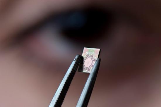 毫米波能效再度加强，美加州大学研发出芯片发光器
