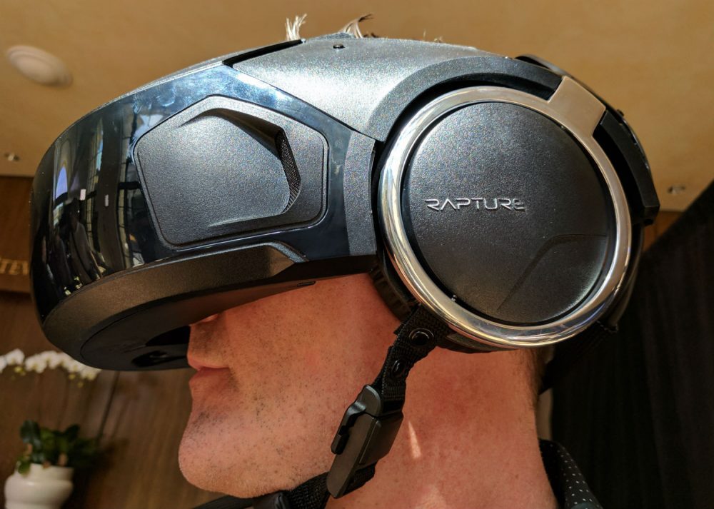 为用户安全着想，The Void把VR硬件做成了头盔