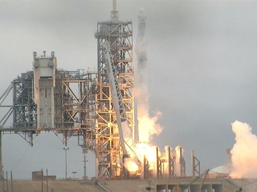 SpaceX再度发射并回收猎鹰9号火箭，这次他们成功了