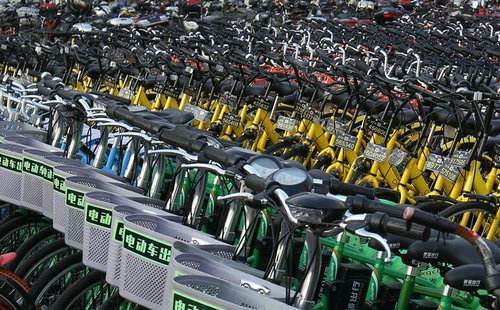 疯狂的共享单车需要停一停了，上海市交通委要求多家企业暂停投放