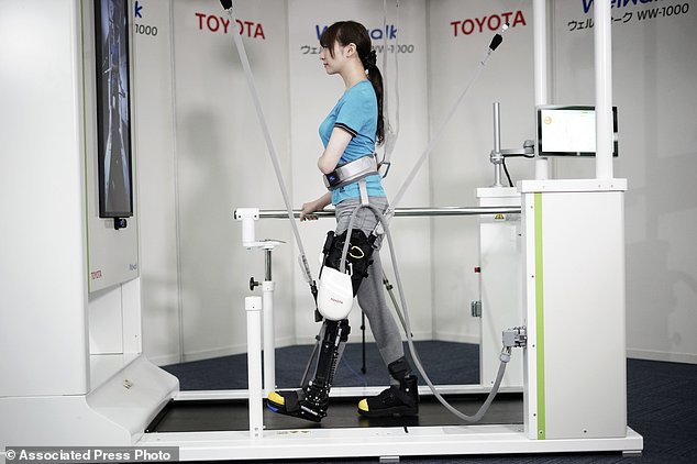 不满足于汽车制造，丰田展示仿钢铁侠机器支撑腿架