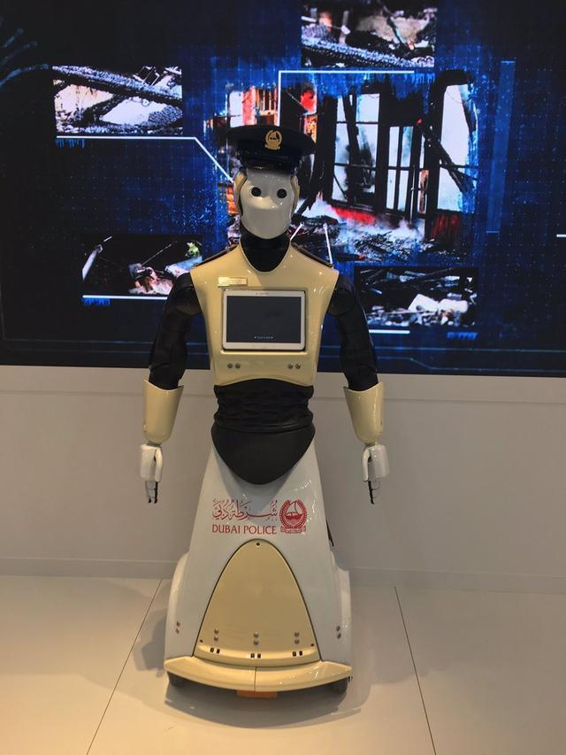 迪拜迎来第一个警察机器人，警察这是要失业的节奏？