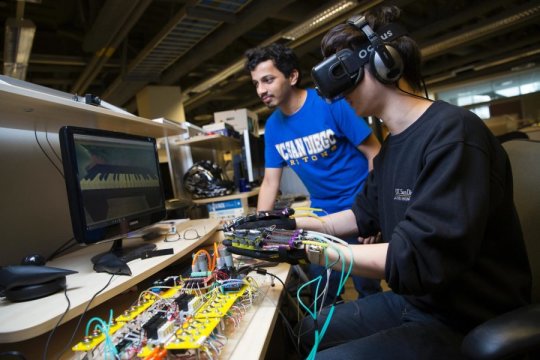 加州大学研发柔性外骨骼数据手套，让你在VR中弹钢琴