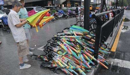 5万把共享雨伞现身杭州街头，却在一夜之间被城管收走