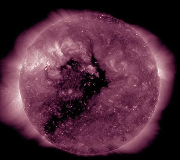 太阳表面产生巨大黑子，或引发地球无线电风暴