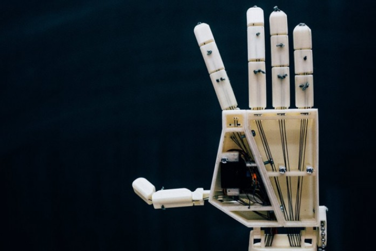 大学团队打造手语翻译机器人，完整安装下来需要149个小时
