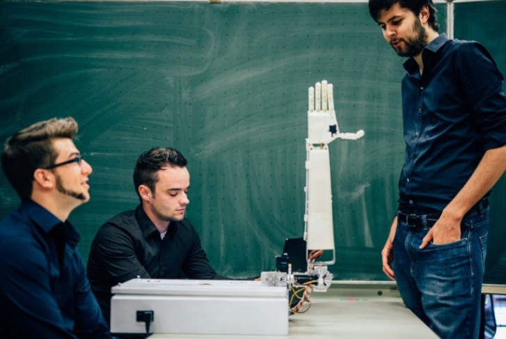大学团队打造手语翻译机器人，完整安装下来需要149个小时