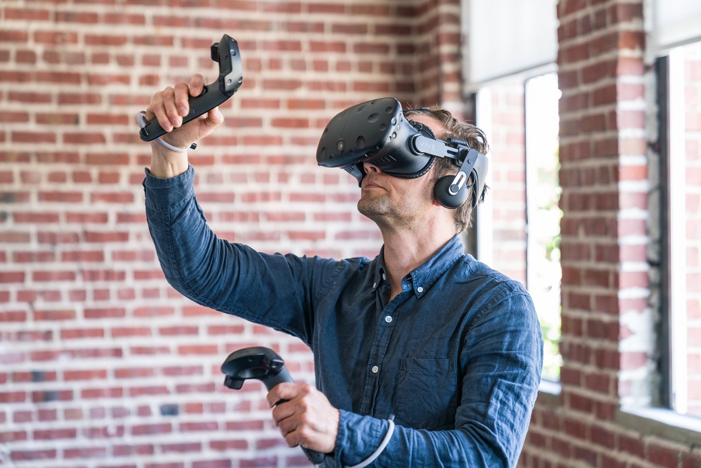 Oculus、HTC Vive先后降价1400多，VR硬件进入消费市场步履维艰