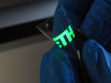 超薄4.8纳米钙钛矿材料，实现超纯绿光的生产技术突破