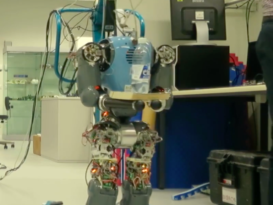 瑞士研究团队开发行走算法，让人形机器人能自如优雅地走路