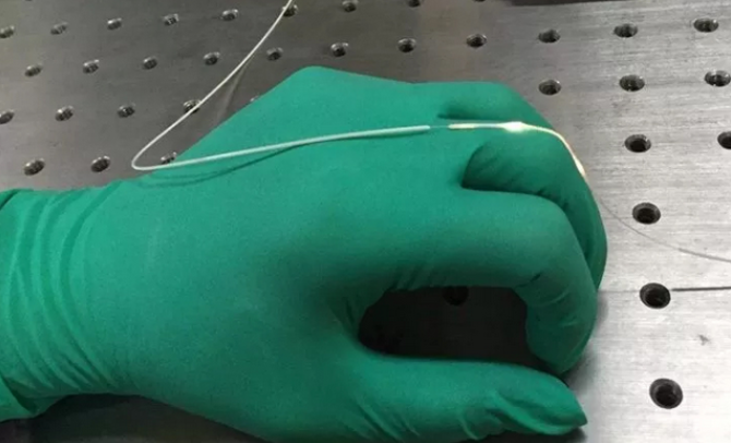 研究人员发明可穿戴型弹性光纤，可精准测量到人们的每一次呼吸