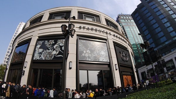 星巴克在上海开的全球最大门店开业了，新技术和服务业的融合噱头满满