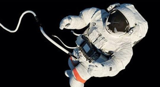 如果宇航员不小心飘进太空，会发生什么？