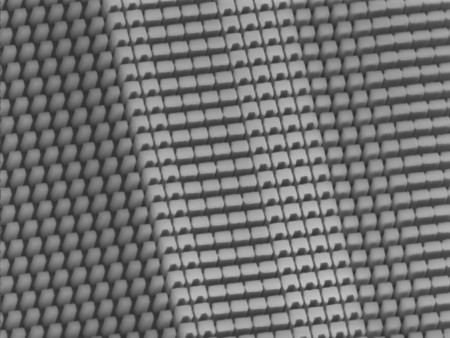 研究人员改进全息图的“胶片”结构，利用纳米硅柱使全息图构造起来更容易
