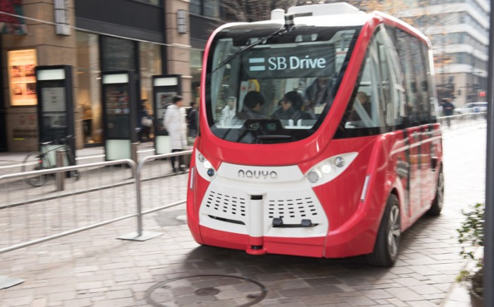 软银在商业街测试自动驾驶巴士，以5公里时速往返行驶