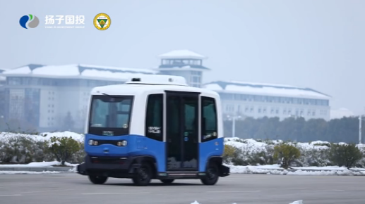 国内首款智能网联无人迷你巴士在东南大学首发试运行，车内没有配置方向盘