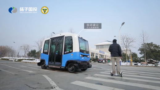 国内首款智能网联无人迷你巴士在东南大学首发试运行，车内没有配置方向盘