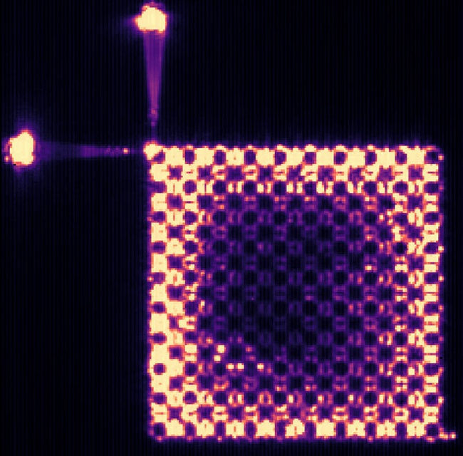 科学家首次利用拓扑光子学创造激光束，性能出乎意料的优秀