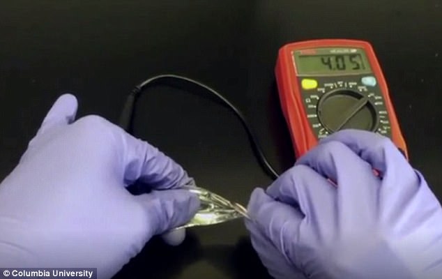 科学家发明可弯曲电池 推动可弯曲智能设备研发