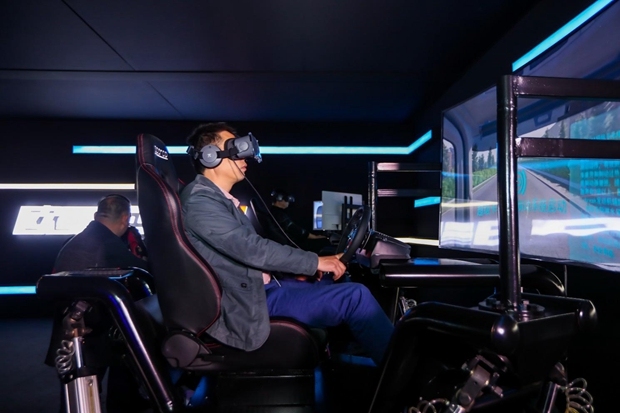 英伟达展示新技术，用VR远程驾驶真实汽车