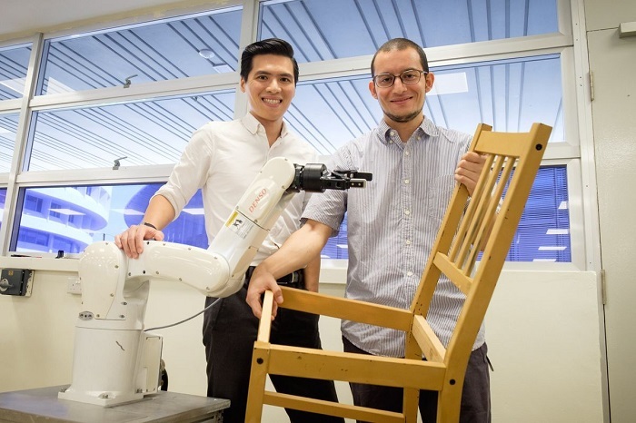 南洋理工大学科学家研发组装机器人，可以帮助用户组装椅子
