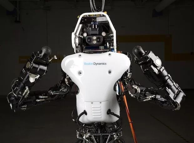 波士顿动力改进Atlas机器人，可实现快速奔跑和自主导航