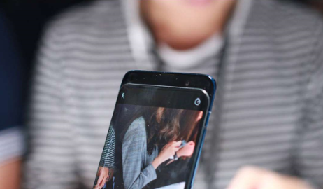 为了解决刘海屏的尴尬，OPPO发布了一款“滑盖手机”