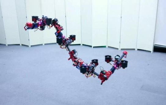 科再奇辞去英特尔CEO职位；东京大学研究人员创造出“飞龙”机器人