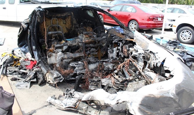 特斯拉Model S撞墙起火后电池两度起火，导致两死一伤惨剧
