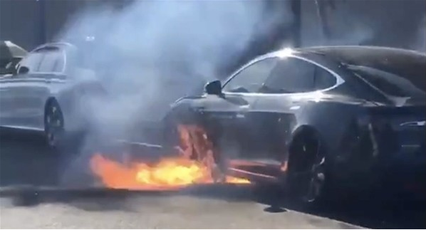 特斯拉Model S撞墙起火后电池两度起火，导致两死一伤惨剧