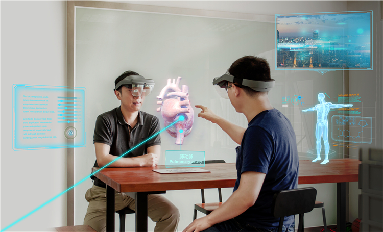 我们选择像微软HoloLens的方向，但聚焦在多人互动协作场景