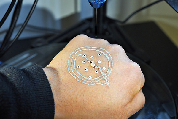 科学家推出3D打印新技术，可直接在手上打印电子元件