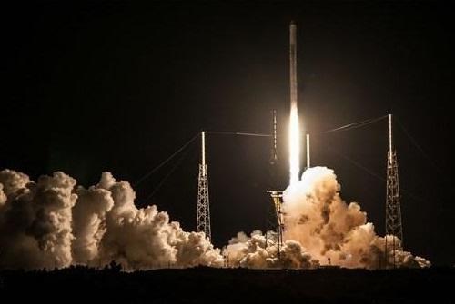 SpaceX猎鹰或将携带3.6万蠕虫登陆空间站；苹果分析师透露AirPoda半年内迎来升级