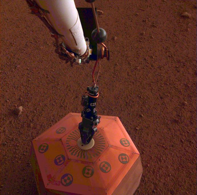 “洞察号”在火星上成功部署地震仪，给地球送来圣诞礼物