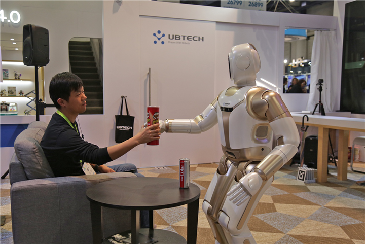 优必选大型仿人服务机器人Walker新一代亮相CES，展示机器人走进家庭服务