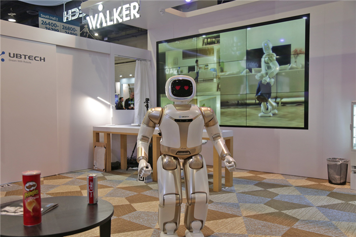 优必选大型仿人服务机器人Walker新一代亮相CES，展示机器人走进家庭服务