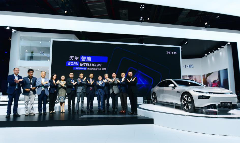 第二代智能汽车小鹏P7首度亮相，新运营+新零售助力小鹏汽车加速前行