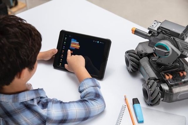 大疆推出首款教育机器人RoboMaster S1，可在线学习编程知识